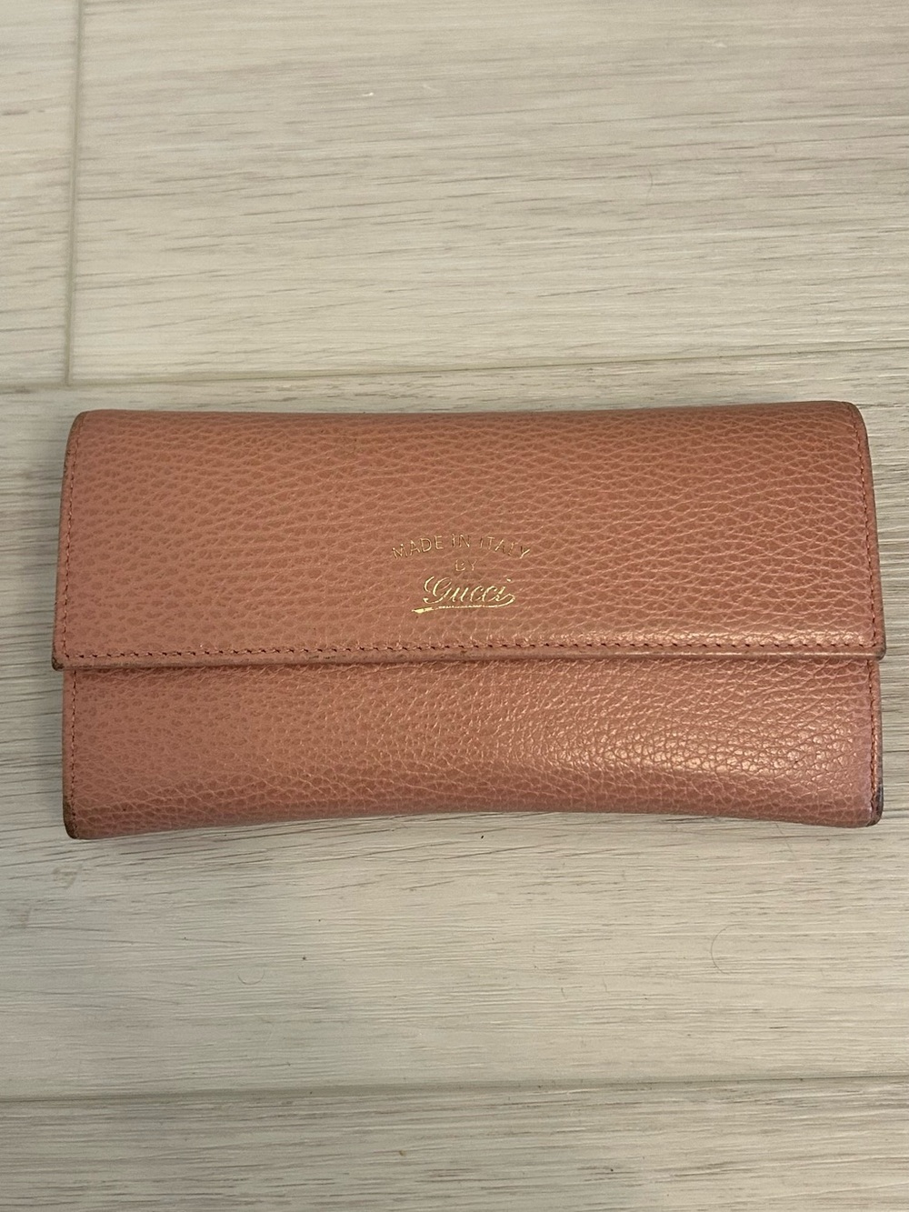 Gucci Swing Continental Pebbled Leather Flap Wallet in Dusty Pink